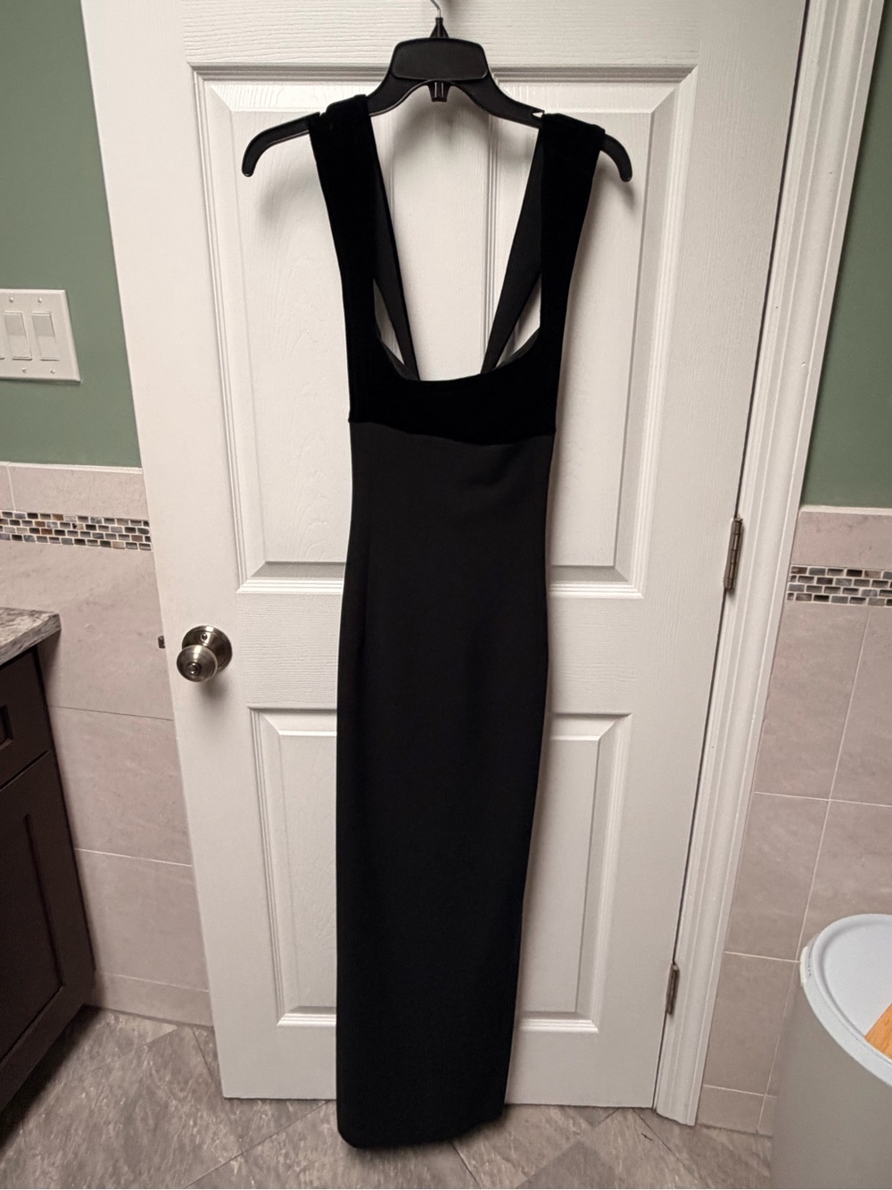 Elegant Black Sleeveless Tahari Gown